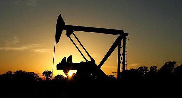 Oil prices fall on strong USD