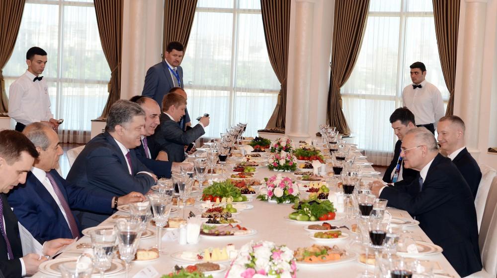 PM Artur Rasizade, Ukrainian President Poroshenko meet in working dinner