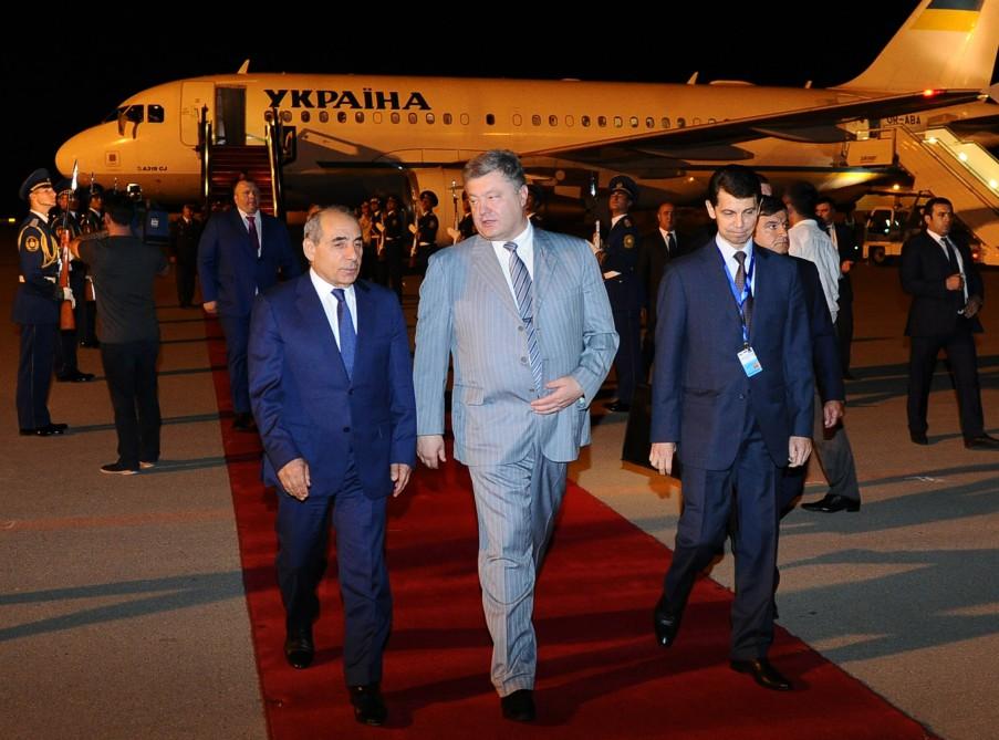 Ukraine`s President starts Baku visit PHOTO