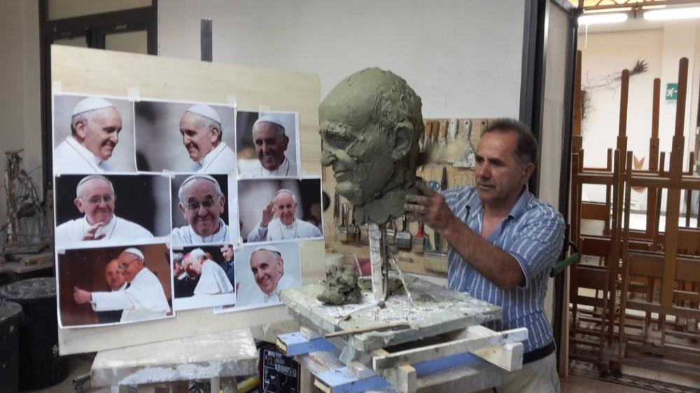 Azerbaijani sculptor presents bust of Pope Francis PHOTO