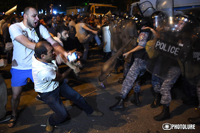 Armenians continue streets protests against authorities