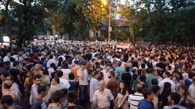 Armenians rally demands resign of Sargsyan