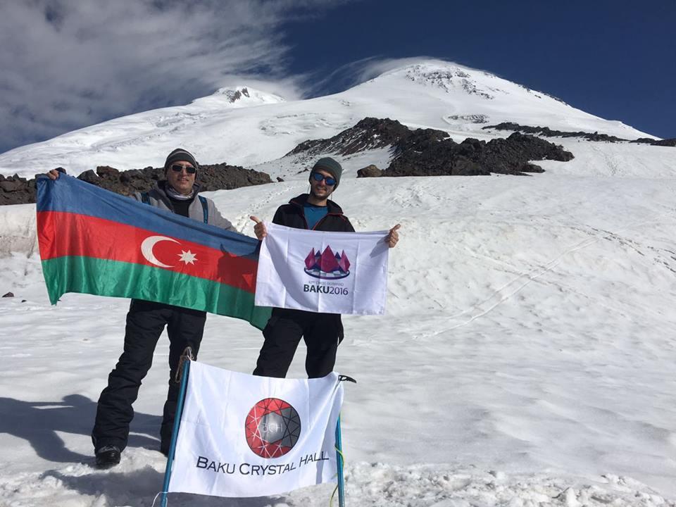 Baku Chess Olympiad flag on Mount Elbrus! [PHOTO]