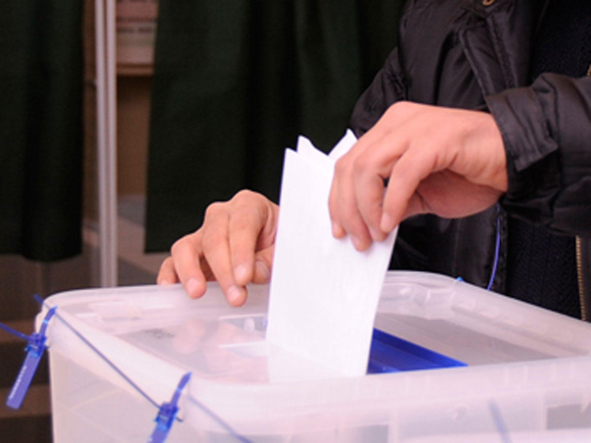 Georgians voting in parliamentary elections in Baku