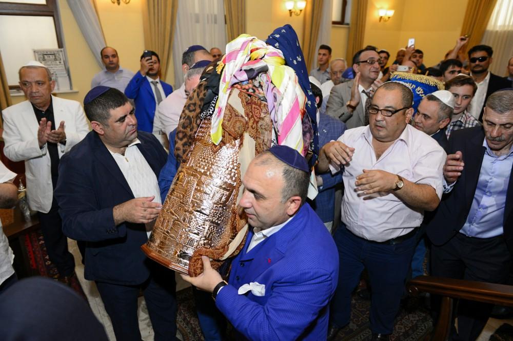 Sacred Torah presented to Mountain Jews of Azerbaijan [PHOTO]