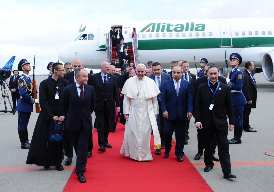 Pope Francis arrives in Baku [PHOTO]