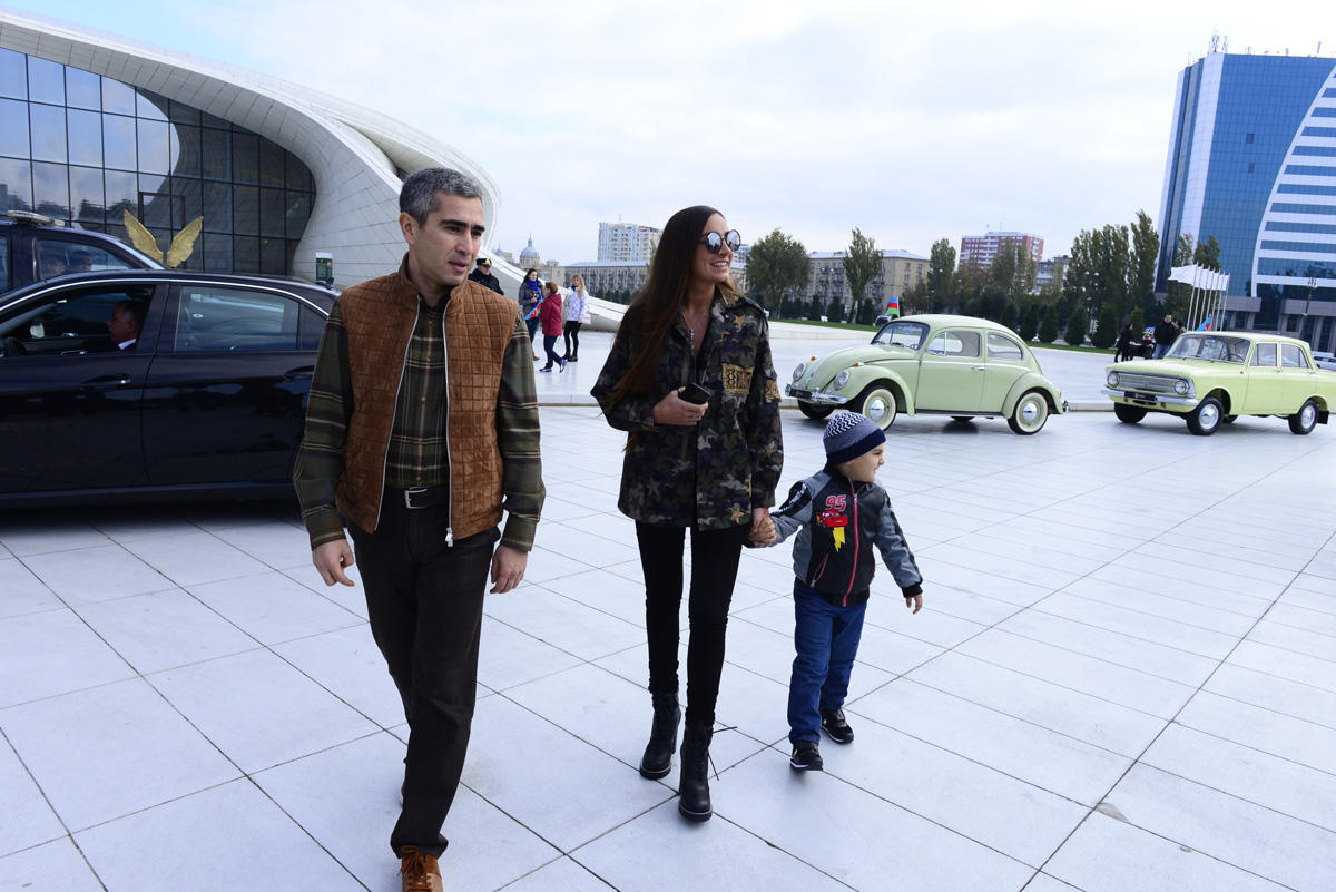 Amazing retro car parade on the National Flag Day in Baku [PHOTO]