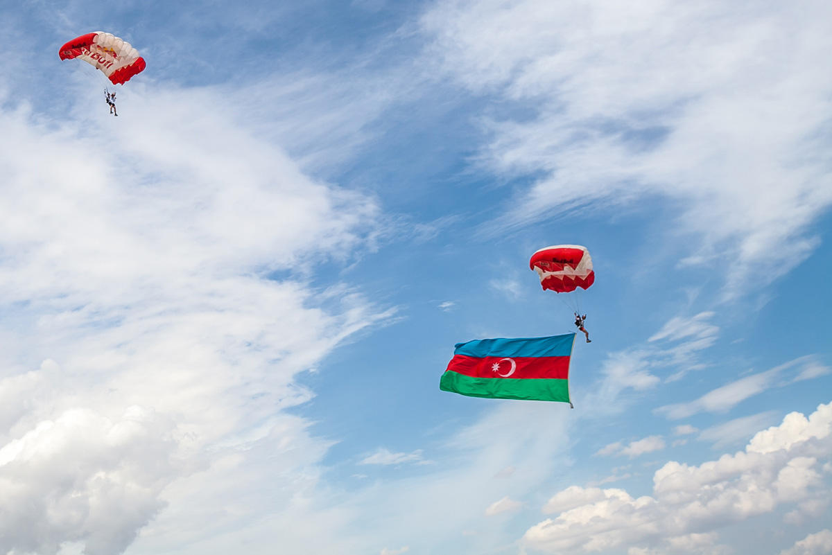 Red Bull Skydivers raise national flag of Azerbaijan [PHOTO]