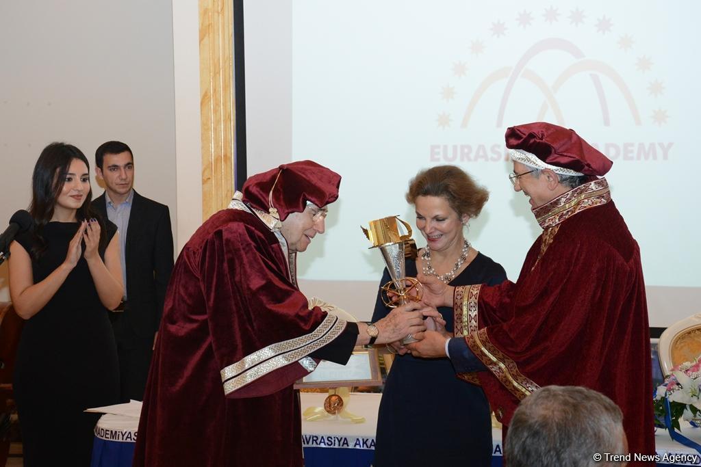 Robert Hossein, Turkan Soray awarded Eurasian Legend Award [PHOTO]