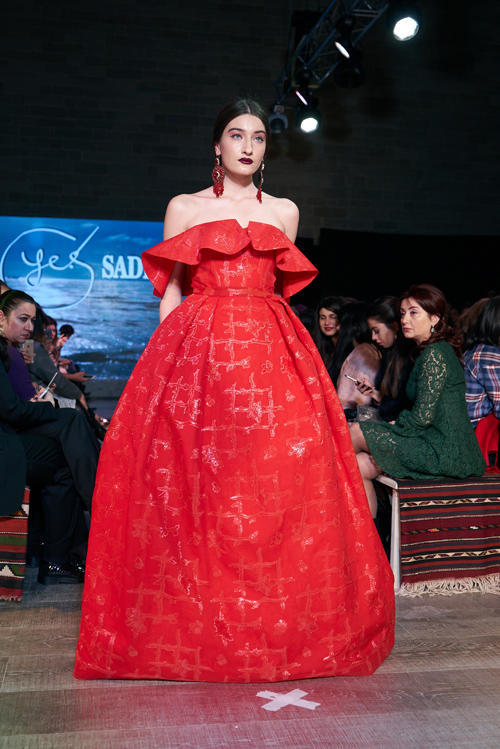 Incredible catwalk looks from Azerbaijan Fashion Week [PHOTO]