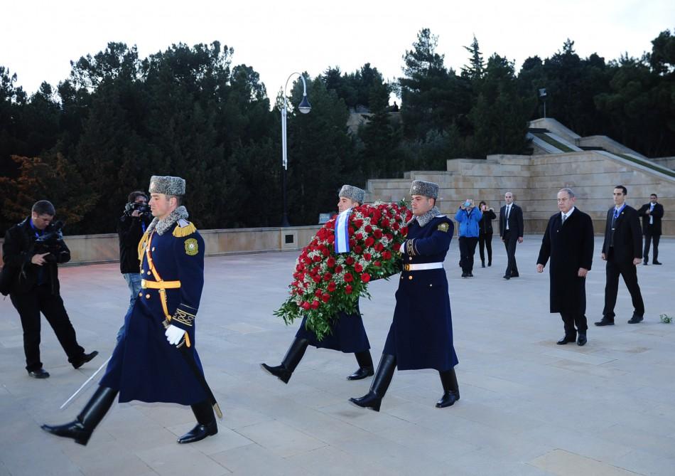 Israeli PM visits Alley of Martyrs in Baku [PHOTO]