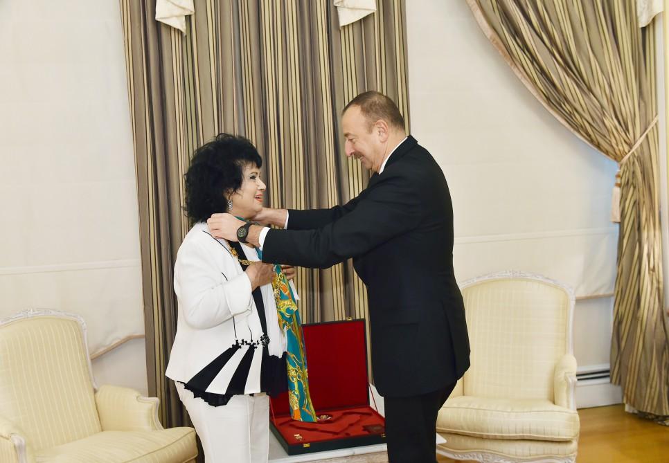 President Aliyev presents "Heydar Aliyev" Order to People`s Artist Zeynab Khanlarova [PHOTO]