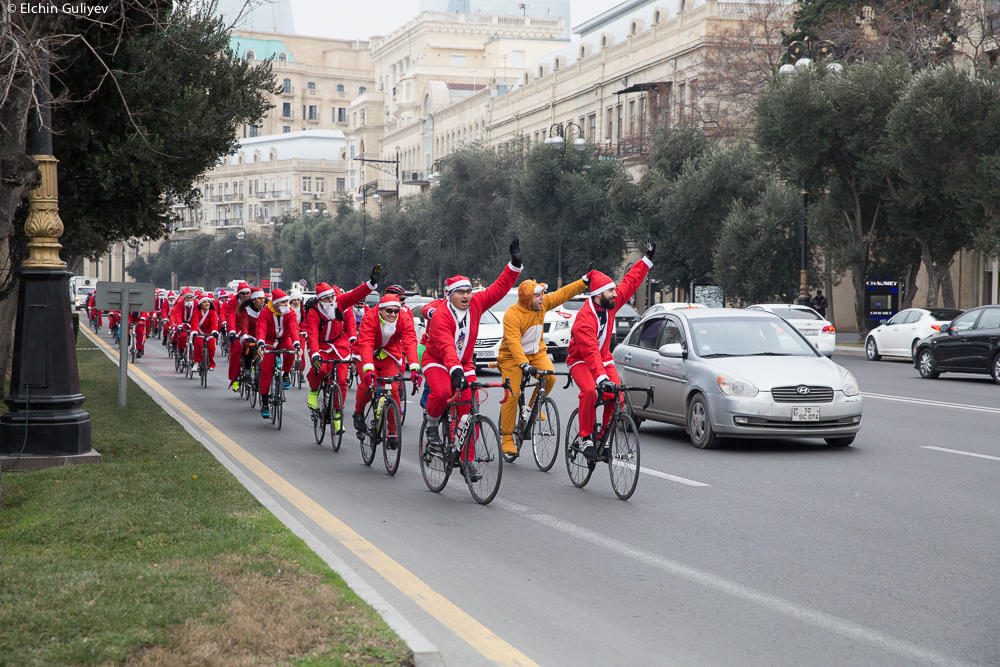 Santa Clauses enjoy a bike ride in Baku [PHOTO]