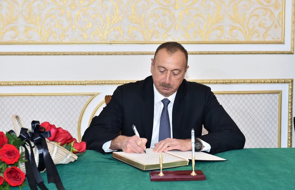 President Aliyev visits Iranian embassy to offer condolences over Rafsanjani’s death [PHOTO]