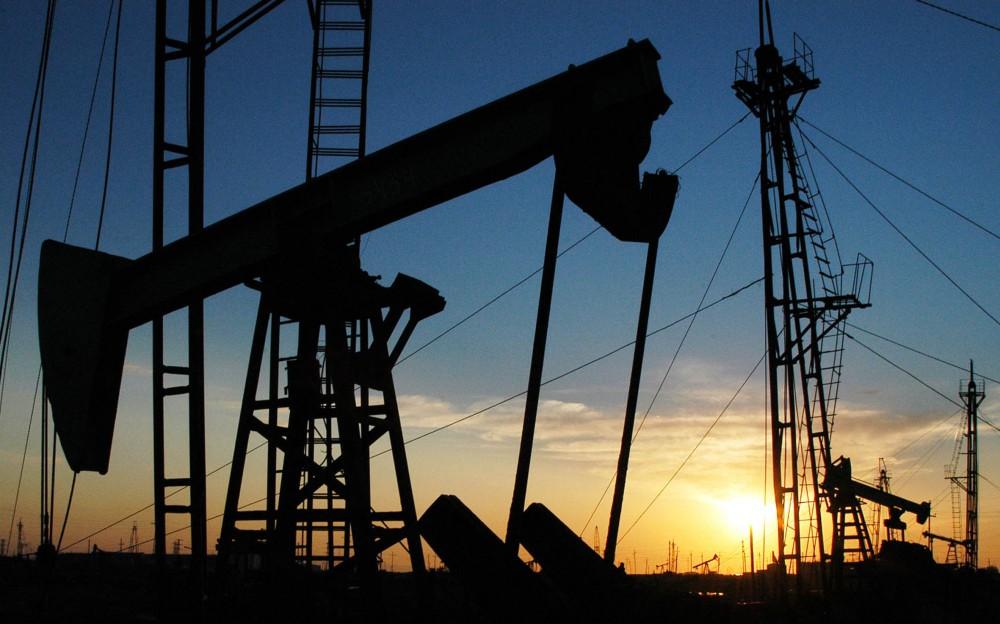 Oil prices up amid weakening greenback