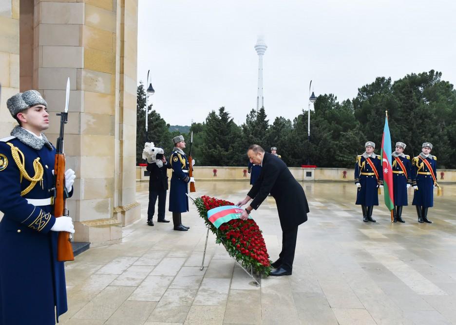 President Aliyev pays tribute to martyrs [PHOTO]