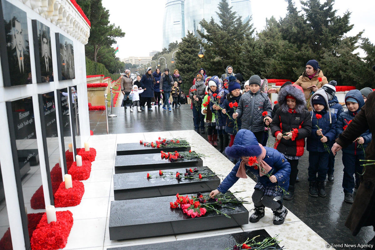 Azerbaijanis honor January 20 tragedy victims [PHOTO]