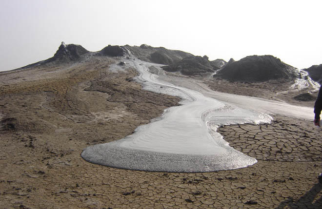 Mud volcano erupts in suburb of Baku [VIDEO]