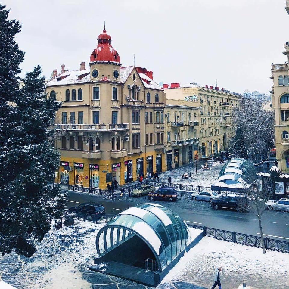 Winter refuses to leave Baku [PHOTO]