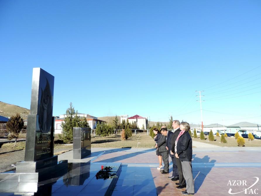 U.S. envoy visits Khojaly genocide memorial [PHOTO]