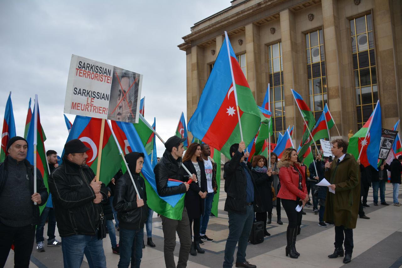 Azerbaijanis hold protest against Sargsyan in Paris