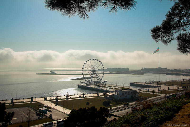 Beautiful images of Baku covered in fog [PHOTO]