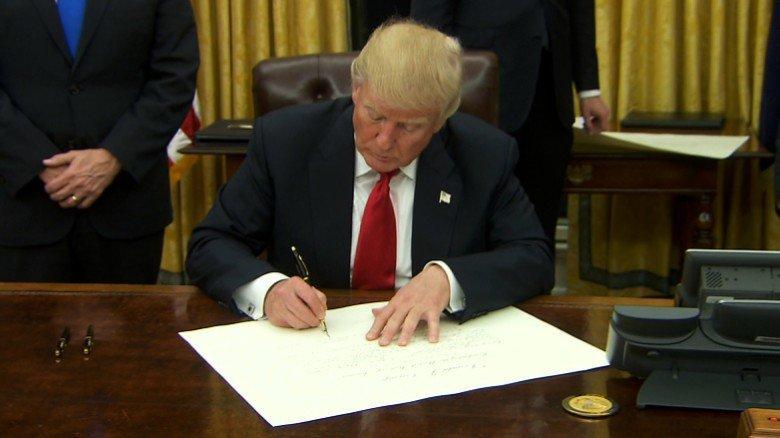 Trump signs executive orders on US trade deficit, duty collection