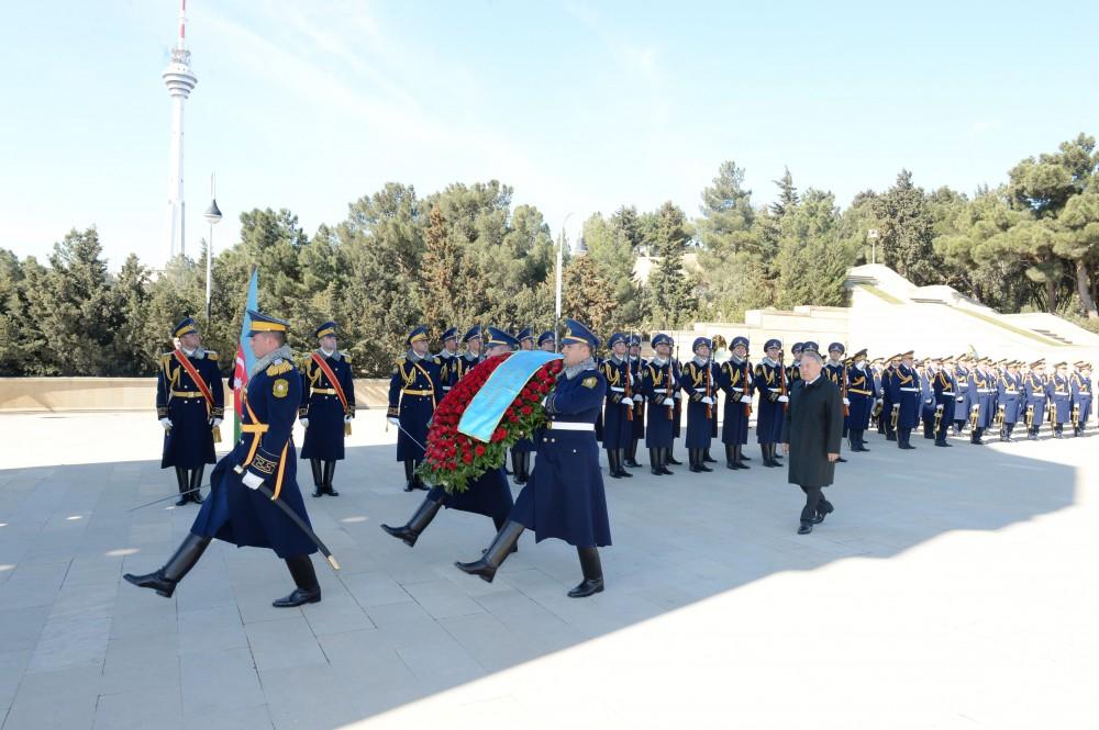 Kazakh leaders visits Alley of Martyrs in Baku [PHOTO]