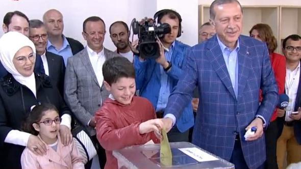 Turkish president votes in constitutional referendum
