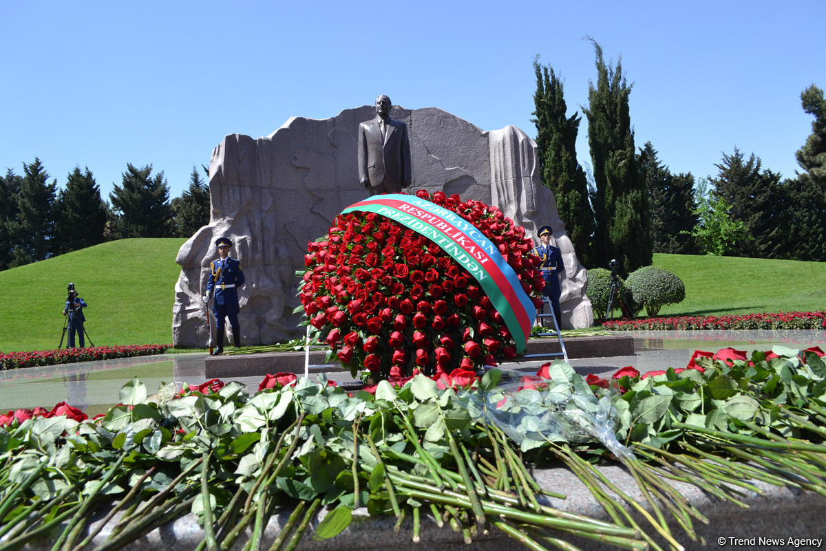 Azerbaijanis mark 94th birthday anniversary of National Leader [PHOTO]