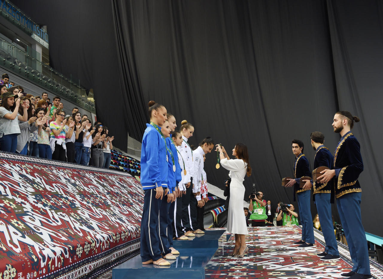 First Vice-President Mehriban Aliyeva awards winners in rhythmic gymnastics at Baku 2017 [PHOTO]