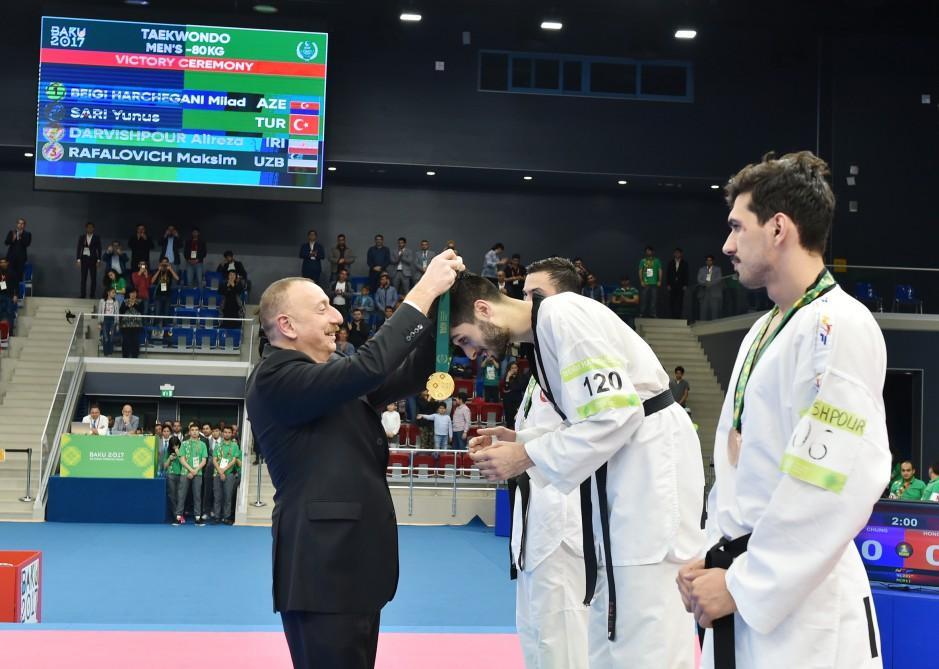 Ilham Aliyev presents medals to Baku 2017 taekwondo winners [VIDEO]
