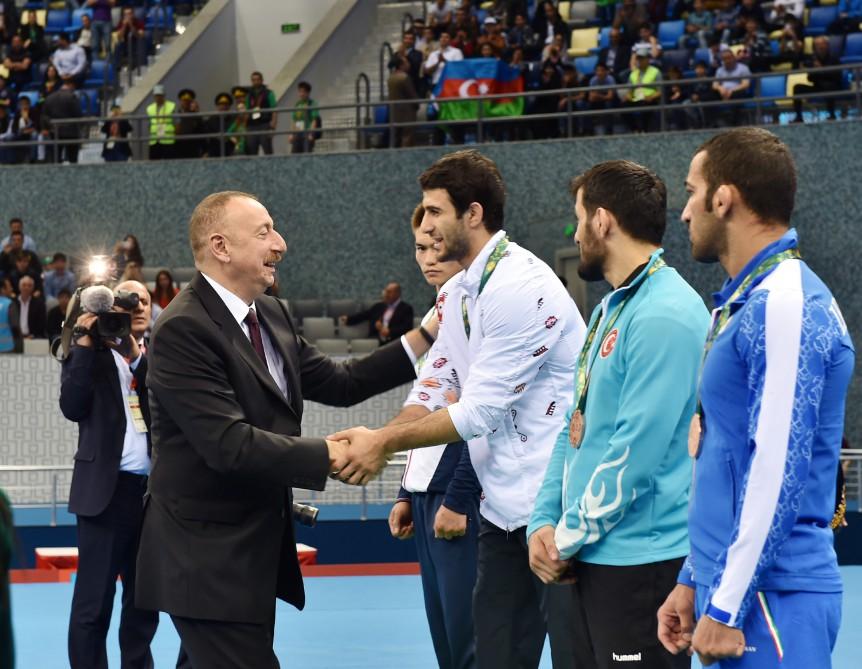 Baku 2017: Ilham Aliyev presents medals to Greco-Roman wrestling winners [VIDEO/PHOTO]