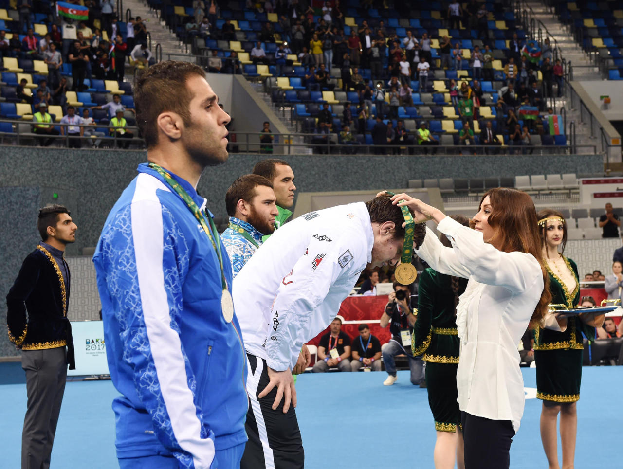 Mehriban Aliyeva presents medals to wrestling winners at Baku 2017 [PHOTO/VIDEO] (UPDATE)