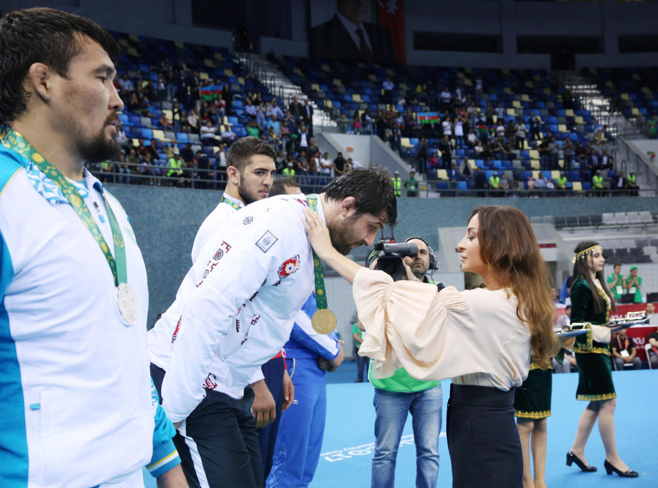 First Vice-President Mehriban Aliyeva awards winners in wrestling at Baku 2017 [PHOTO/VIDEO]