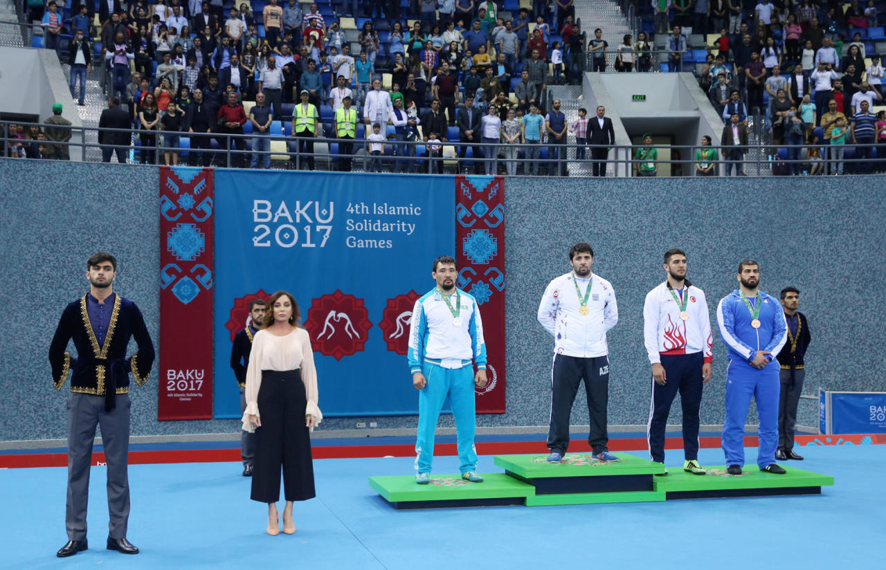 First Vice-President Mehriban Aliyeva awards winners in wrestling at Baku 2017 [PHOTO/VIDEO] - Gallery Image