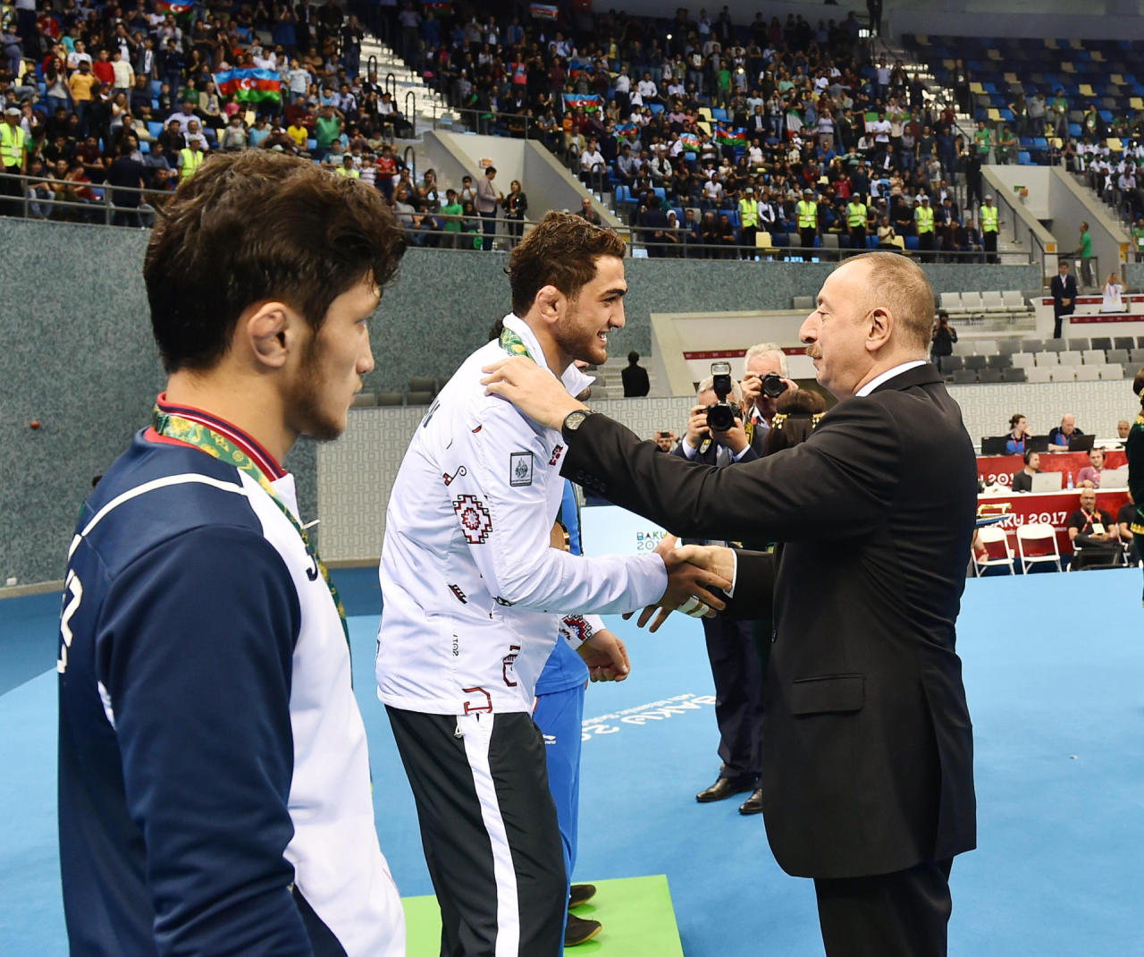 Ilham Aliyev awards winners in wrestling at Baku 2017 [PHOTO/VIDEO]