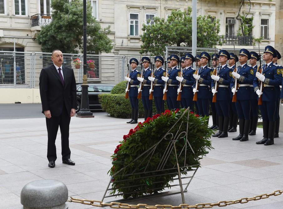 President Aliyev visits memorial in honor of Azerbaijan Democratic Republic [PHOTO]
