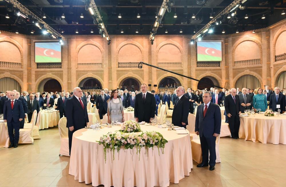 President Aliyev attends official reception on occasion of Republic Day [PHOTO]
