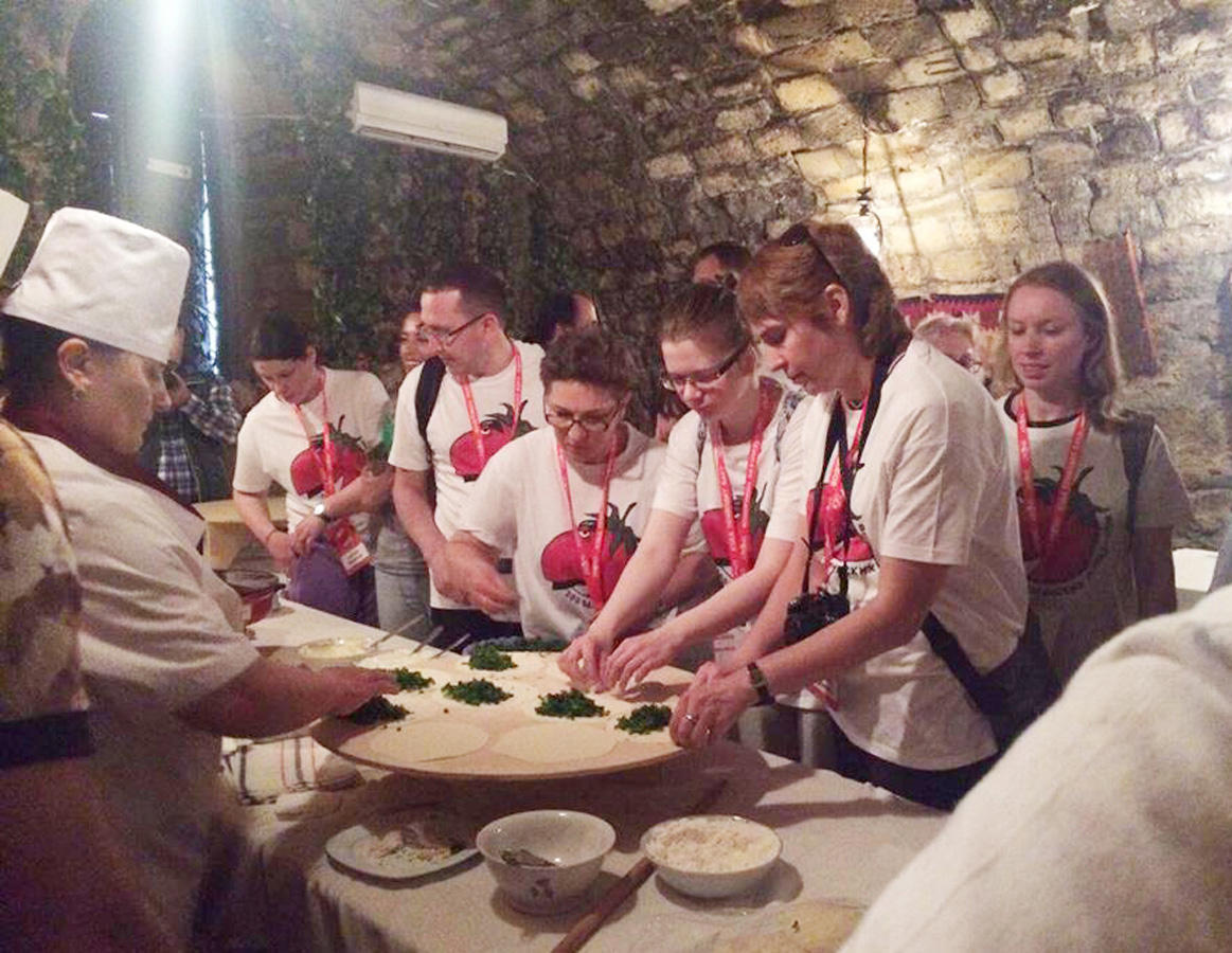 Tourists learn how to cook Azerbaijani qutab [PHOTO]