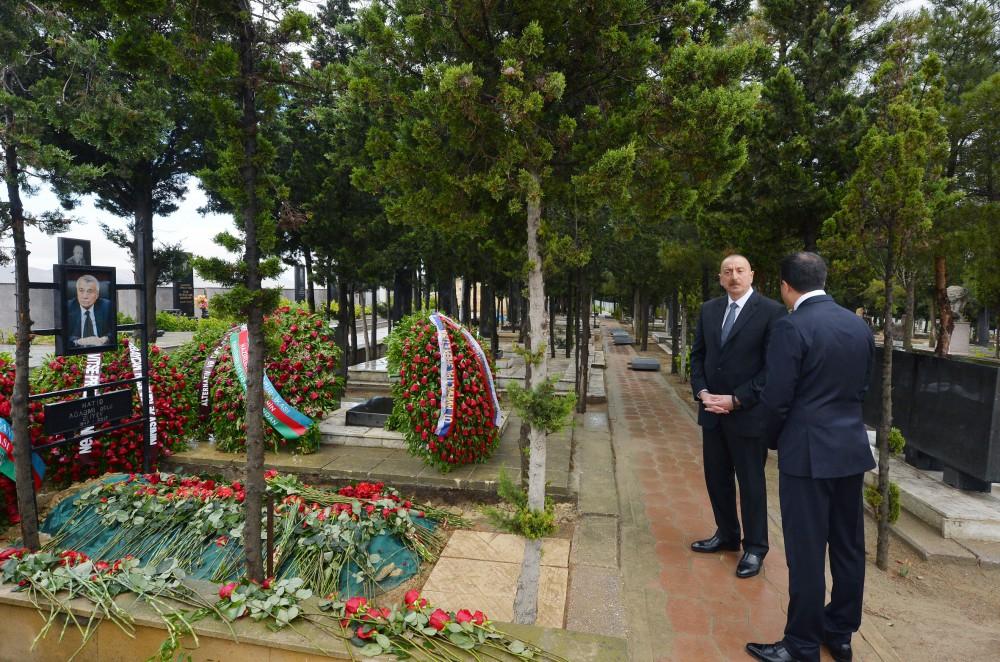President Aliyev visits grave of late minister Natig Aliyev [PHOTO]