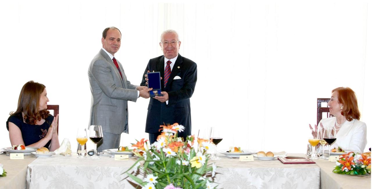 Albanian president awards Turkish professor [PHOTO]