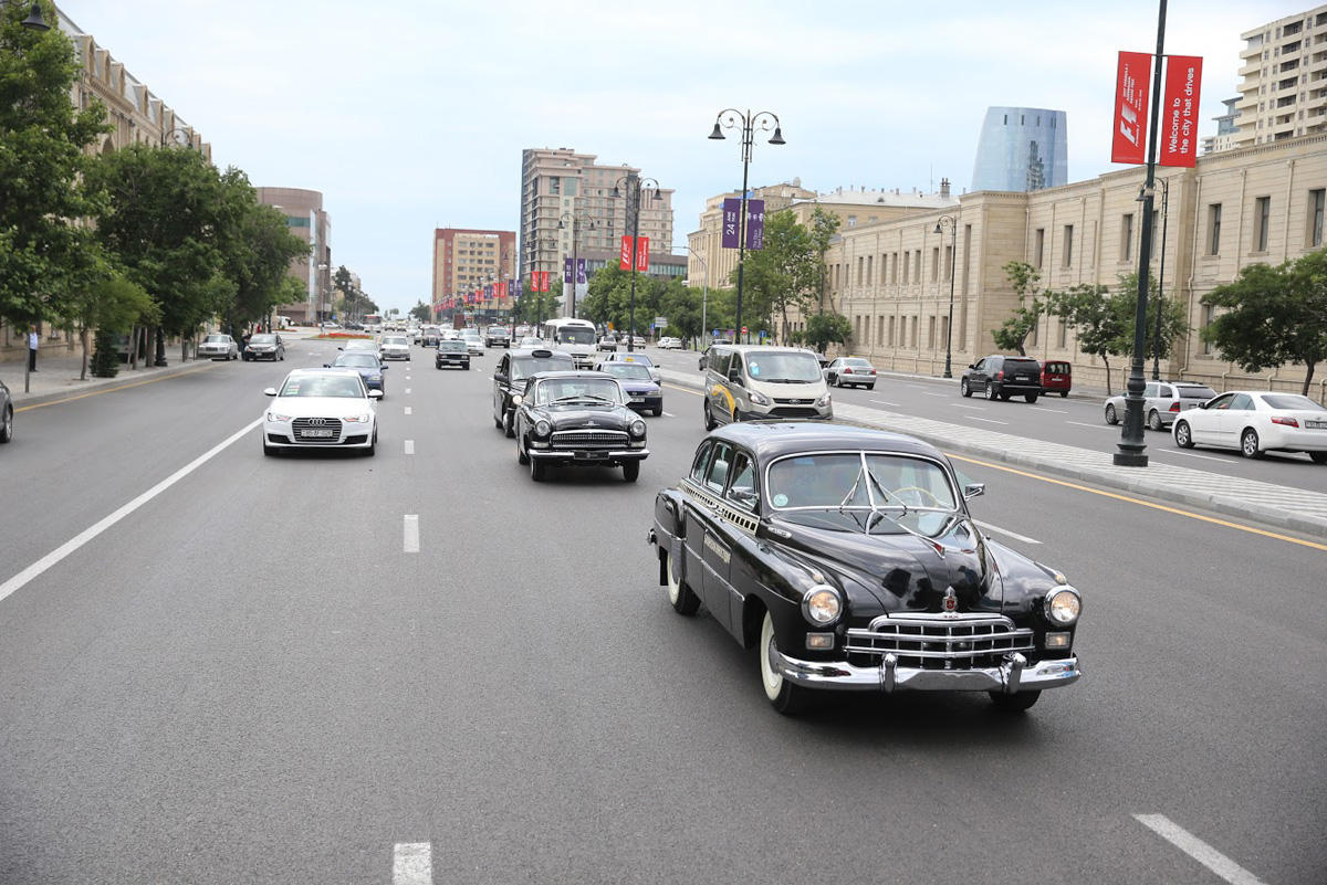 F1 drivers take part in photo session featuring classic cars in Baku [PHOTO]