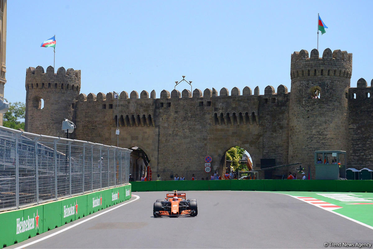 Formula 1 practice session in Baku [PHOTO]