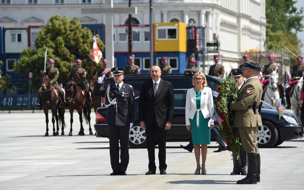 President Aliyev visits tomb of unknown soldier in Warsaw [PHOTO]