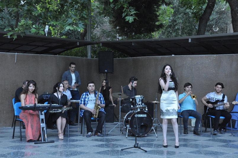Youth welcome guests of F1 race in Baku PHOTO