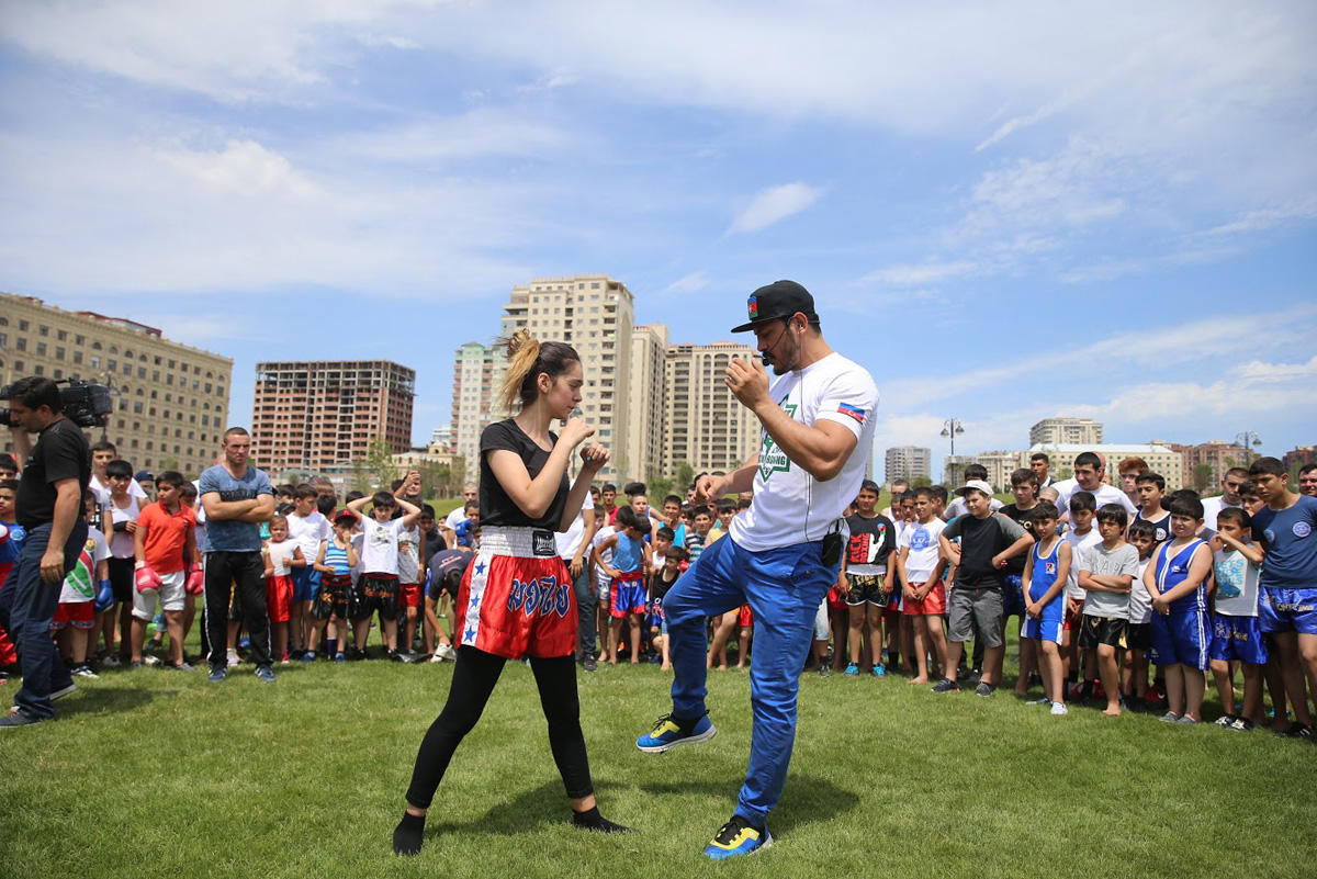 Azerbaijani kickboxer holds master class in Heydar Aliyev Center park [PHOTO]