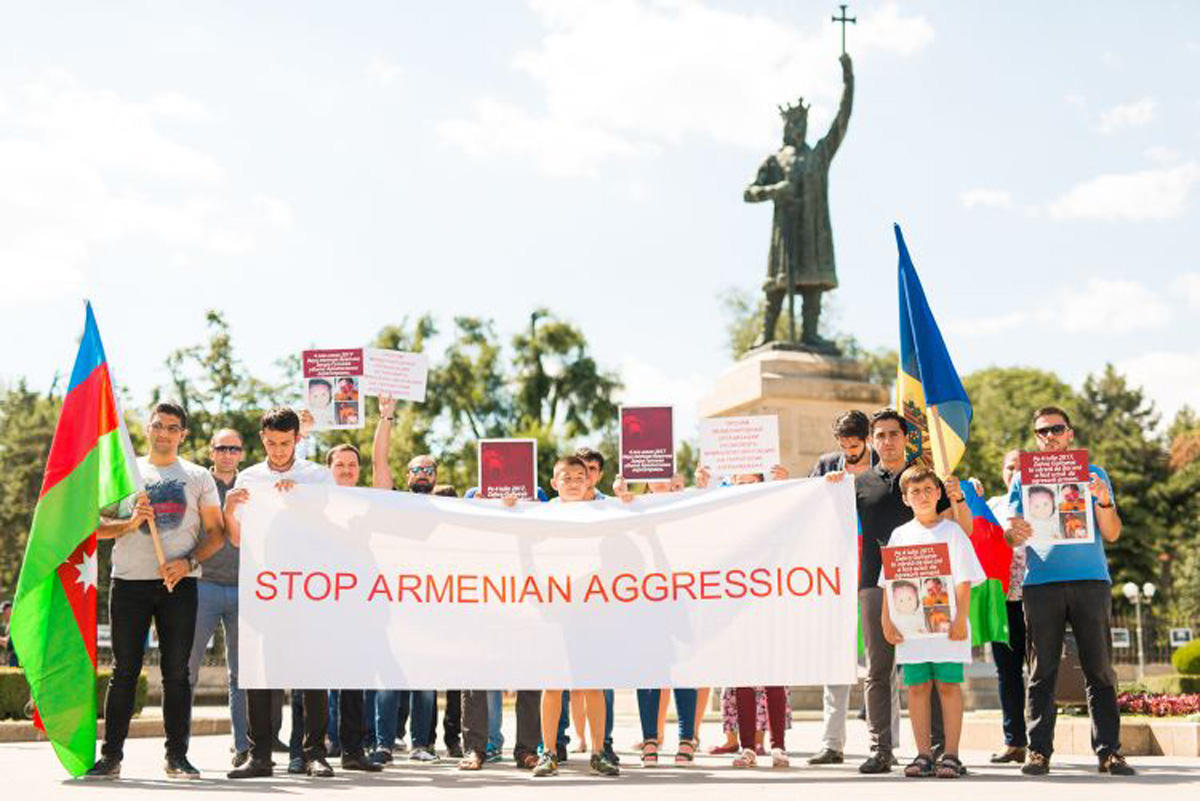 Azerbaijanis hold protest in front of Armenian embassy in Moldova