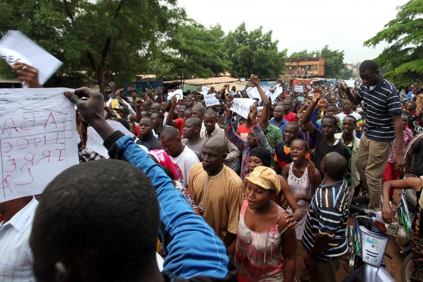 Thousands march against referendum, extra powers for Mali president