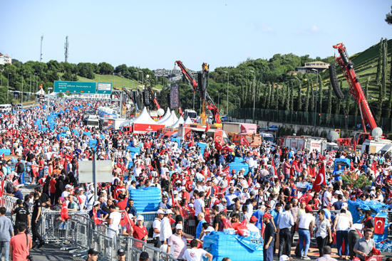 Thousands flock to July 15 Martyrs' Bridge in Istanbul